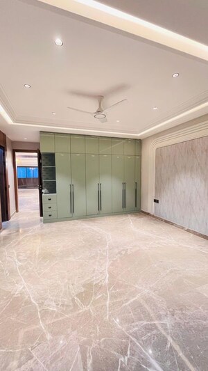 Room in 3 BHK Builder Floor at BPTP Green Oaks, Sector 70a – for Sale