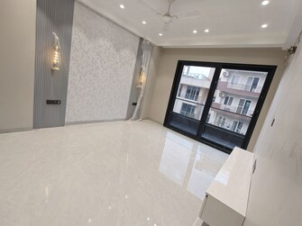 3 BHK + Servant Room 180 Sq.Yd. Builder Floor in BPTP Green Oaks