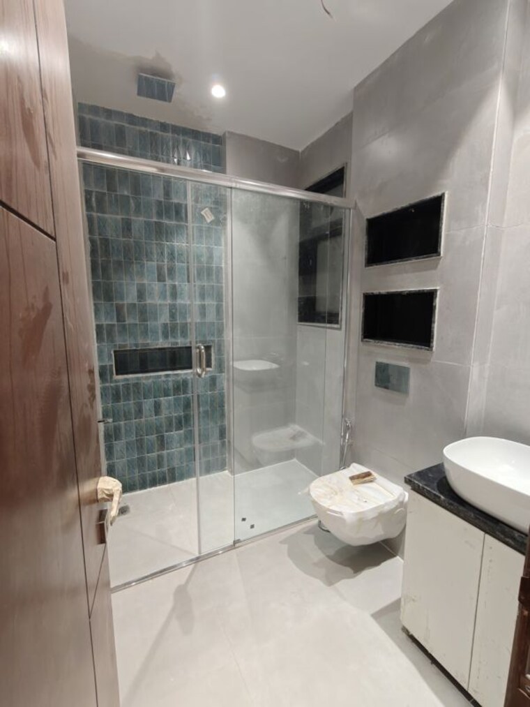 Attached Bathroom, bptp-green-oaks 3 Bedroom 180 Sq.Yd. Builder Floor In Sector 70a Gurgaon 9870871