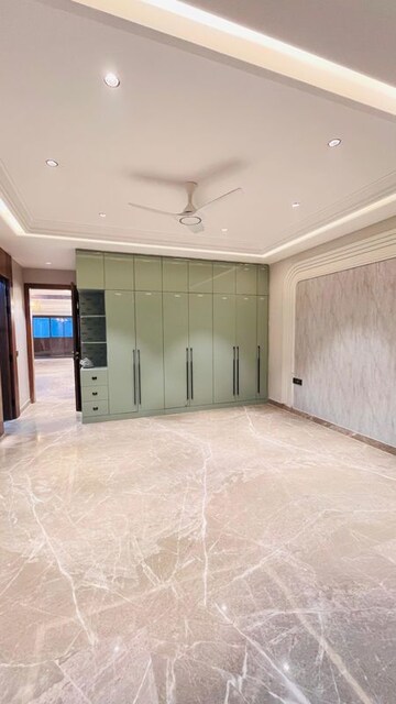 Room in 3 BHK Builder Floor at BPTP Green Oaks, Sector 70a – for Sale