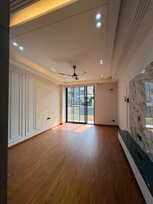 Room in 3 BHK Builder Floor at BPTP Green Oaks, Sector 70a – for Sale