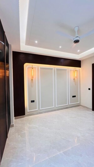 Building Lobby in 3 BHK Builder Floor at BPTP Green Oaks, Sector 70a – for Sale