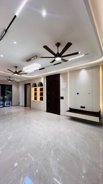 3 BHK + Servant Room 180 Sq.Yd. Builder Floor in BPTP Green Oaks