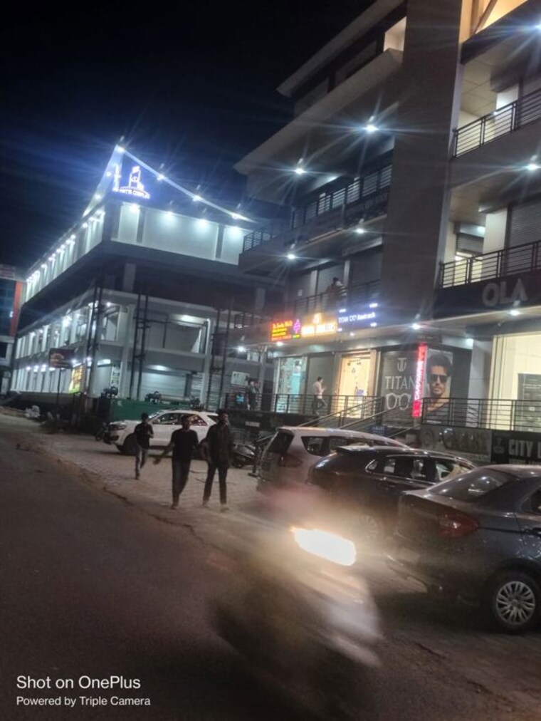  Parking, modipuram Commercial Shop 198 Sq.Ft. In Modipuram Meerut 9870951
