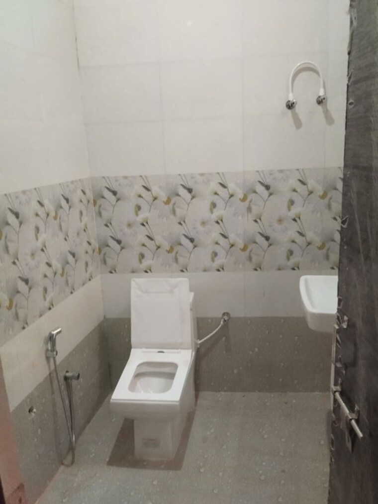 Bathroom, gomti nagar 2.5 Bedroom 1250 Sq.Ft. Apartment In Gomti Nagar Lucknow 9870953