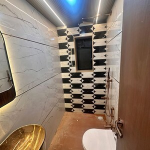 Team Area in 2 BHK Apartment at Versova – for Rent