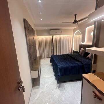 Team Area in 2 BHK Apartment at Versova – for Rent