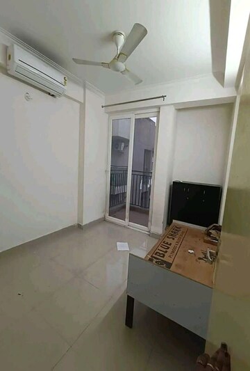 Room in 3 BHK Apartment at Gaur City 2 - 14th Avenue, Sector 16c Greater Noida – for Rent