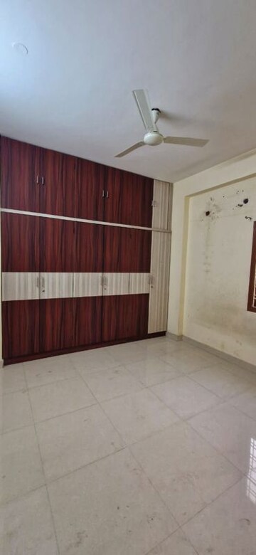 Room in 3 BHK Builder Floor at Kondapur – for Rent