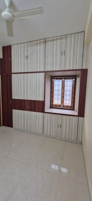 Room in 3 BHK Builder Floor at Kondapur – for Rent