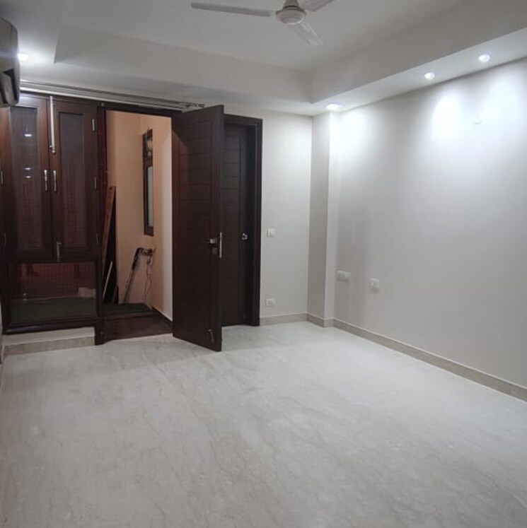 Room, shivalik colony 3 Bedroom 1800 Sq.Ft. Builder Floor In Shivalik Colony Delhi 9871060