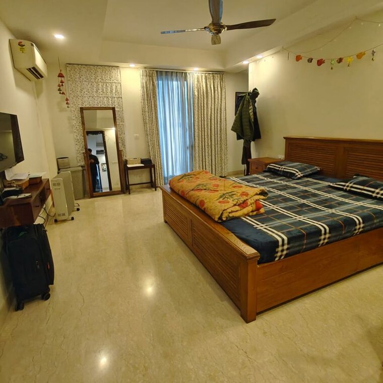 Bedroom, east of kailash 4 Bedroom 300 Sq.Yd. Builder Floor In East Of Kailash Delhi 9871091