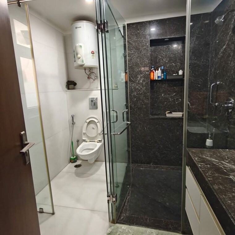 Bathroom, east of kailash 4 Bedroom 300 Sq.Yd. Builder Floor In East Of Kailash Delhi 9871091
