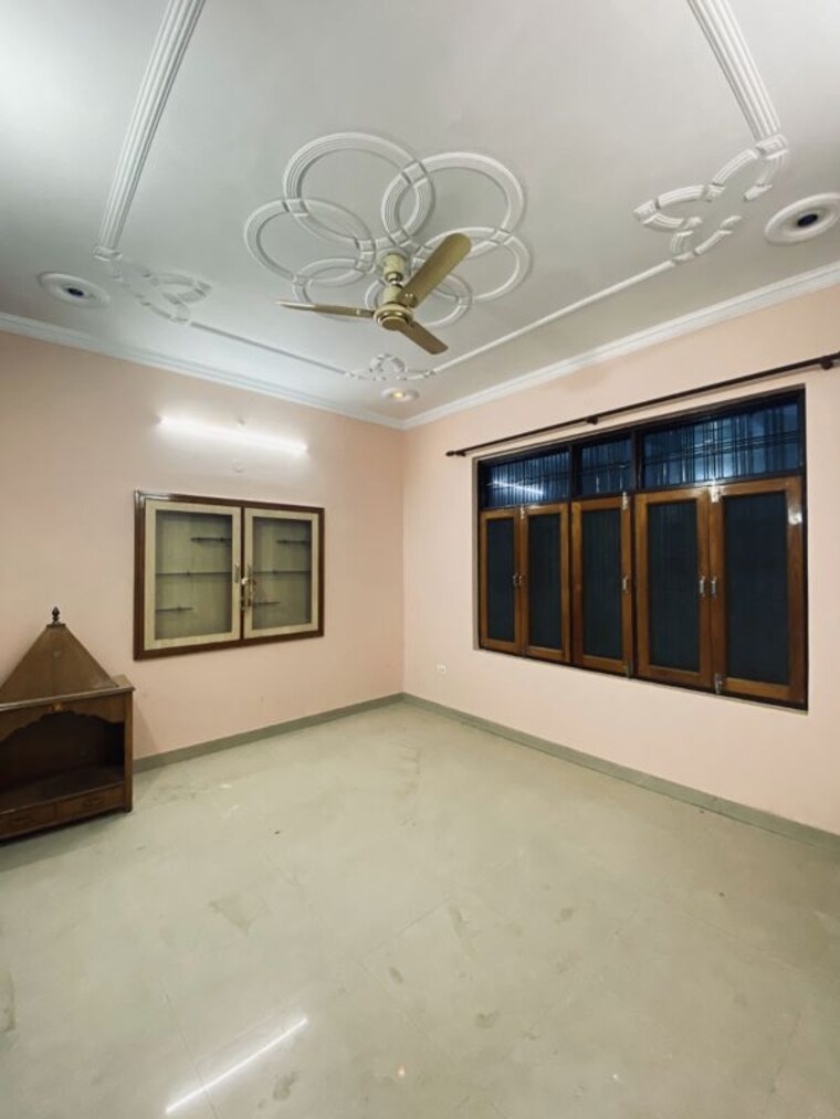 Room, indira nagar 3 Bedroom 2200 Sq.Ft. Villa In Indira Nagar Lucknow 9871113