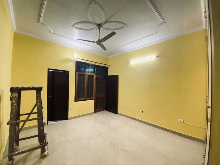 Room, indira nagar 3 Bedroom 2200 Sq.Ft. Villa In Indira Nagar Lucknow 9871113