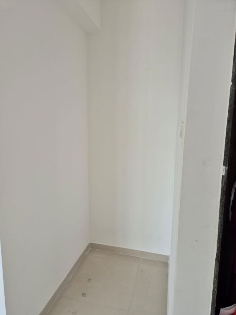 Room, uk-iridium 1 Bedroom 400 Sq.Ft. Apartment In Kandivali East Mumbai 9871147