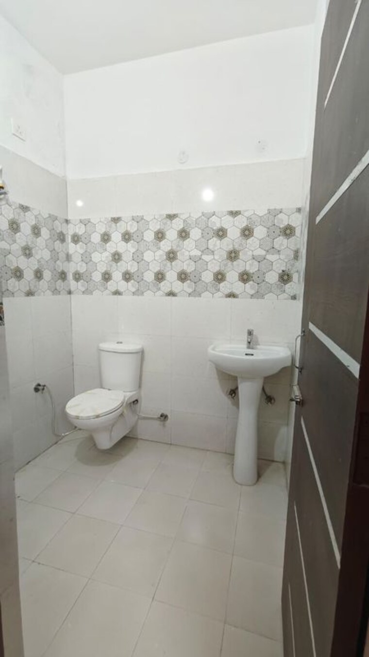 Bathroom, aps-platinum-towers 3 Bedroom 1800 Sq.Ft. Apartment In Pir Machalla Zirakpur 9871445