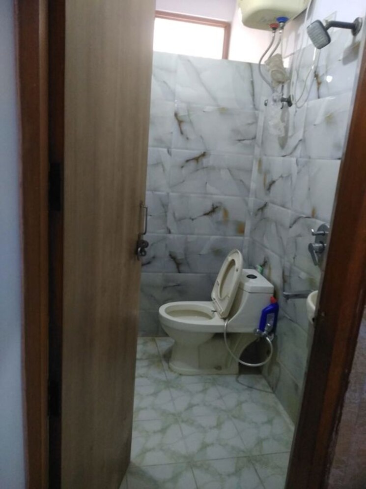 Bathroom, lajpat nagar ii 2 Bedroom 689 Sq.Ft. Builder Floor In Lajpat Nagar ii Delhi 9871363