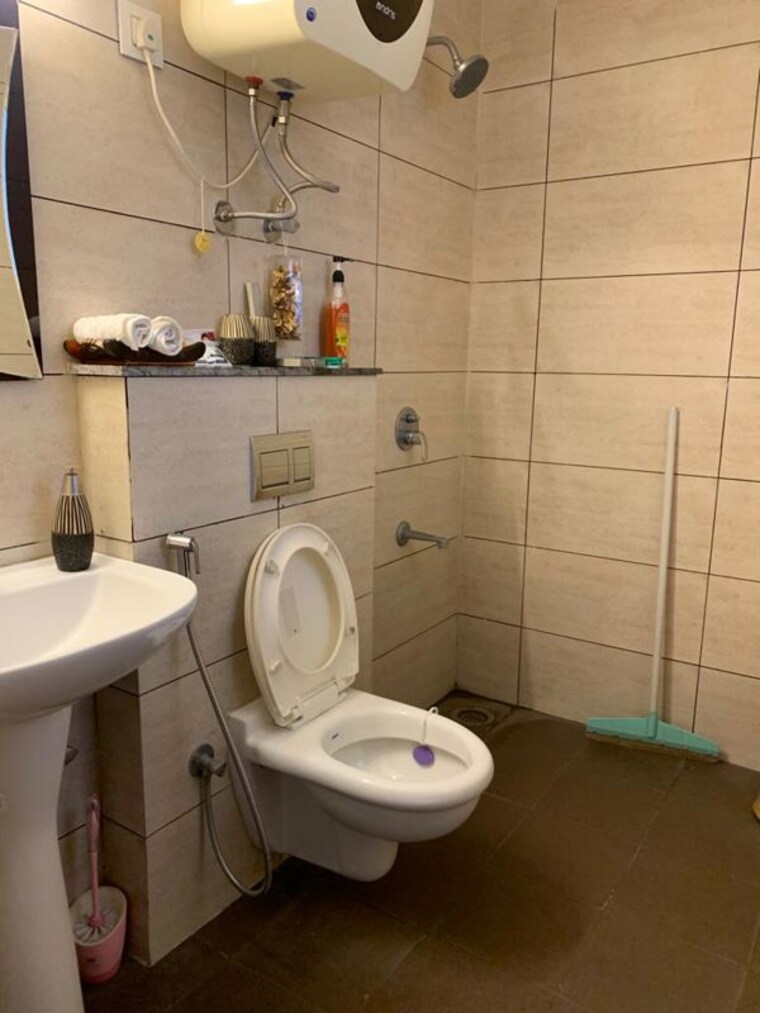 Bathroom, motiaz-royal-citi 3 Bedroom 1850 Sq.Ft. Apartment In Ambala Highway Zirakpur 9871479