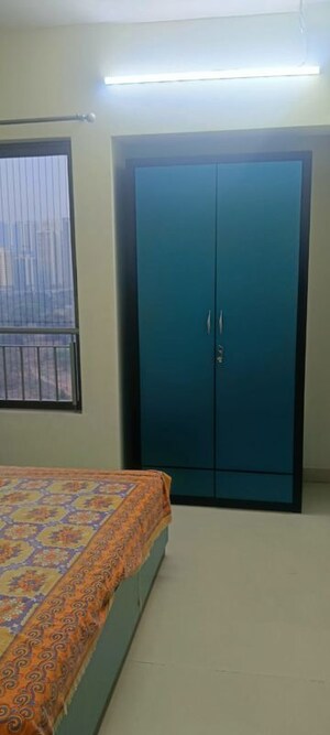 Room in 2 BHK Apartment at Lodha Luxuria, Majiwada – for Rent