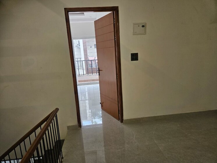 Room, rwa-apartments-sector-52 6 Bedroom 450 Sq.Mt. Villa In Sector 52 Noida 9871539