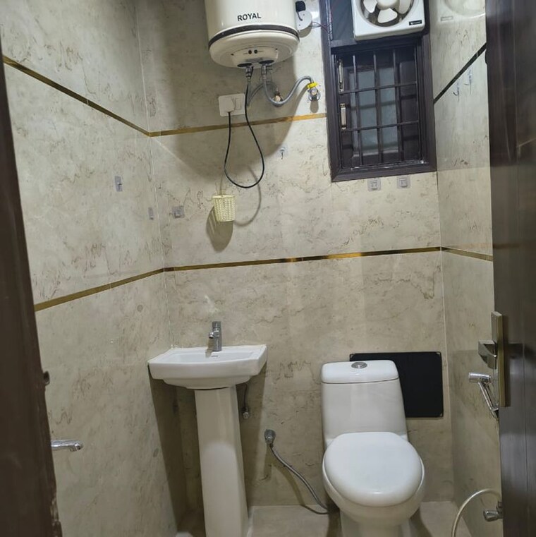 Bathroom, chattarpur 2 Bedroom 796 Sq.Ft. Builder Floor In Chattarpur Delhi 9871545