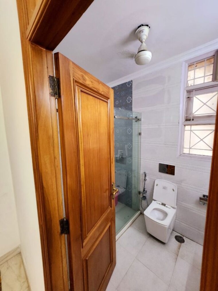 Bathroom, malviya nagar 3 Bedroom 200 Sq.Yd. Apartment In Malviya Nagar Delhi 9871579