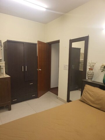 Room in 4 BHK Builder Floor at Dlf Phase ii – for Rent