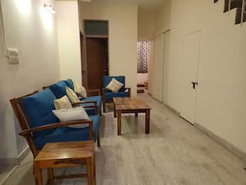 Living Room in 4 BHK Builder Floor at Dlf Phase ii – for Rent
