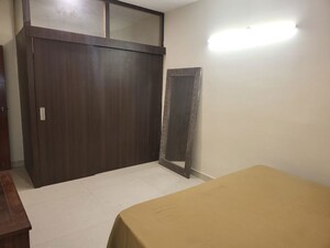 Room in 4 BHK Builder Floor at Dlf Phase ii – for Rent
