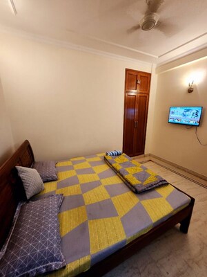 Bedroom in 5 BHK Apartment at Amar Colony – for Rent