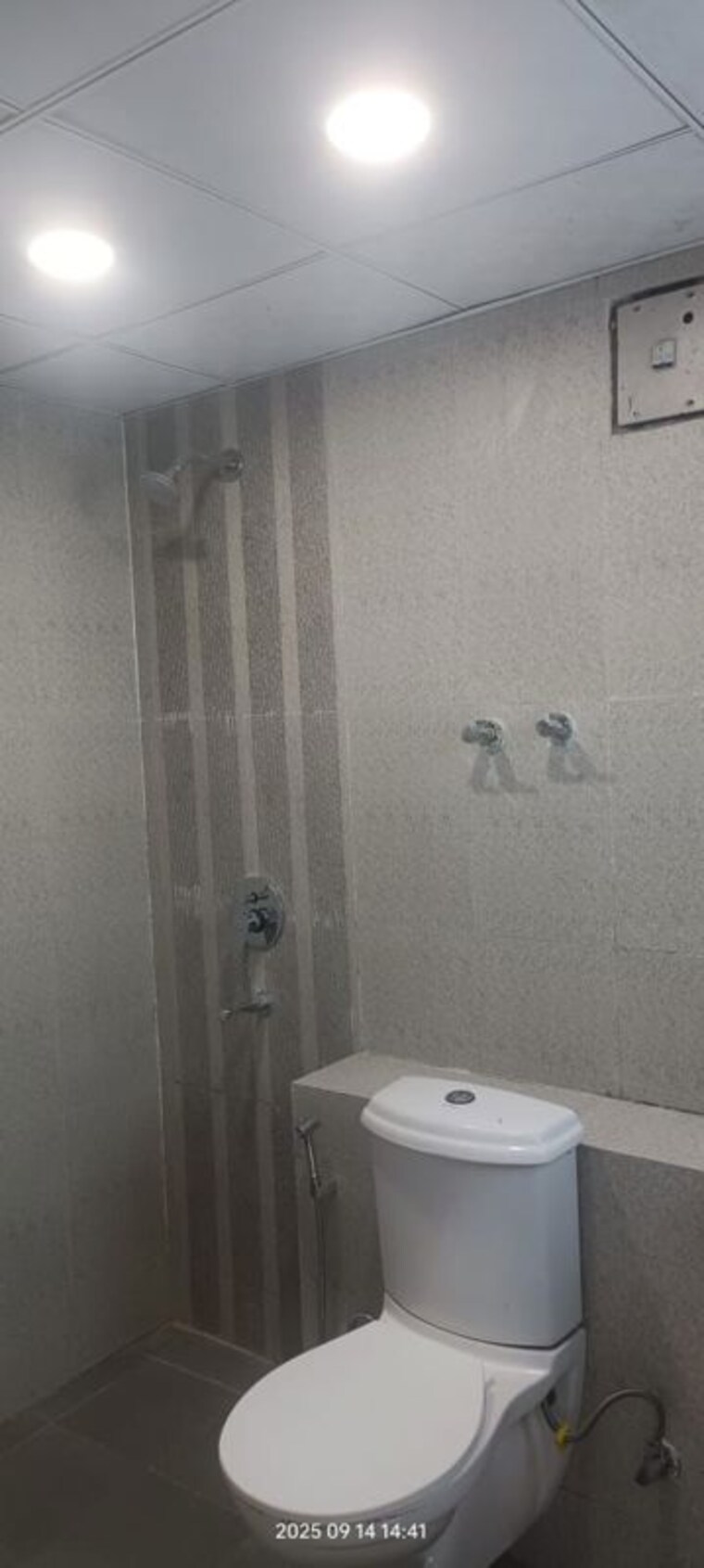 Bathroom, sector 19b dwarka 3 Bedroom 1700 Sq.Ft. Apartment In Sector 19b Dwarka Delhi 9871989