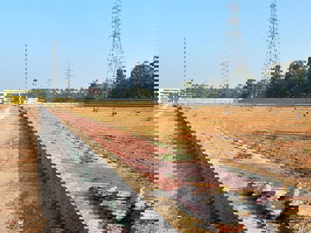 Plot For Sale in Manneguda