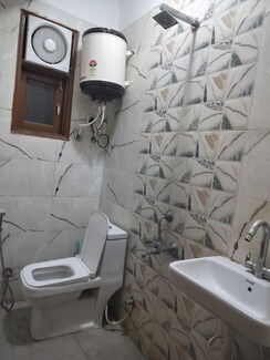 1 RkBuilder Floor For Rent in Saket