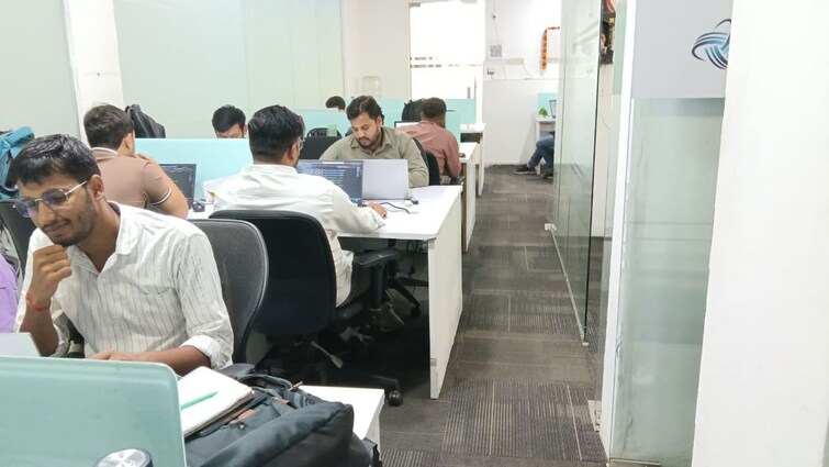 Team Area, sector 63 Commercial Office Space 1350 Sq.Ft. In Sector 63 Noida 9873139