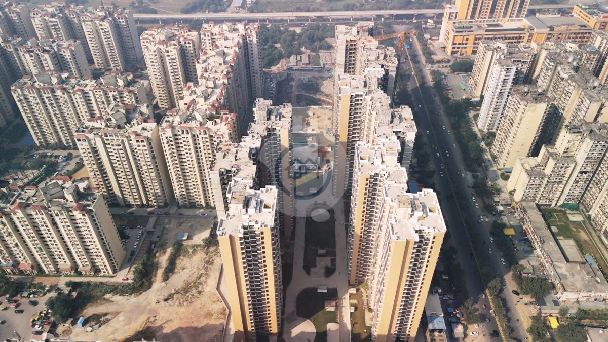 3 BHK + Servant Room Apartment For Sale in Amrapali Crystal Homes