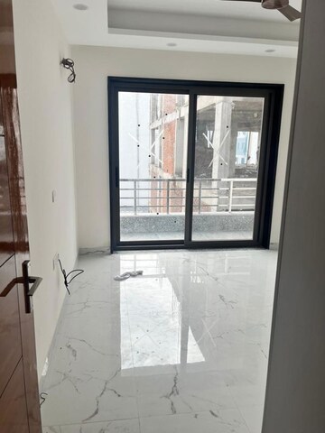 Room in 4 BHK Apartment at Ansal Esencia-Mulberry Homes, Sector 67 – for Rent