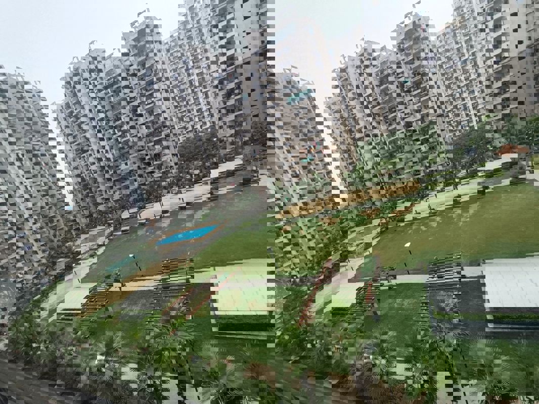 3.5 BHK + Servant Room 1400 Sq.Ft. Apartment in Gaur City 6th Avenue