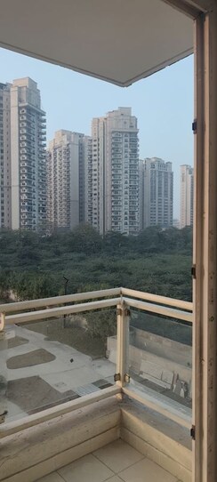 3 BHK Apartment For Rent in Mahagun Meadows