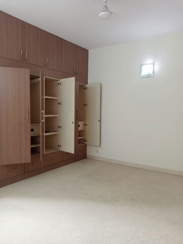 Room in 4 BHK Apartment at Arun Vihar – for Rent