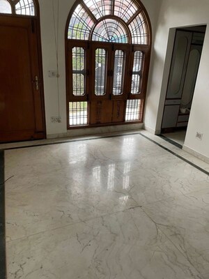 Room in 4 BHK Independent House at Sector 21b – for Sale