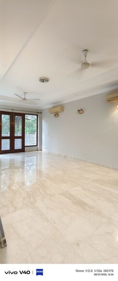 3 BHK + Servant Room Builder Floor For Rent in Defence Colony