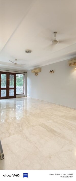 Room in 3 BHK Builder Floor at Defence Colony – for Rent