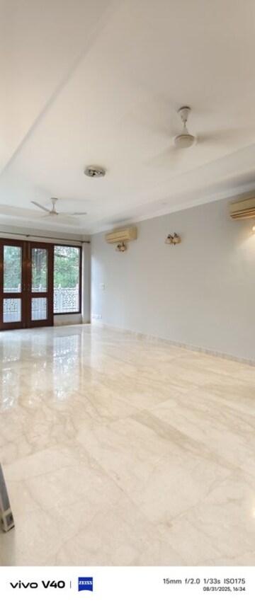 Room in 3 BHK Builder Floor at Defence Colony – for Rent