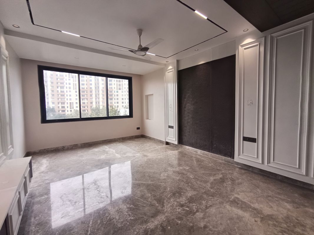 4 BHK + Pooja Room,Servant Room 360 Sq.Yd. Builder Floor in Nirvana Courtyard