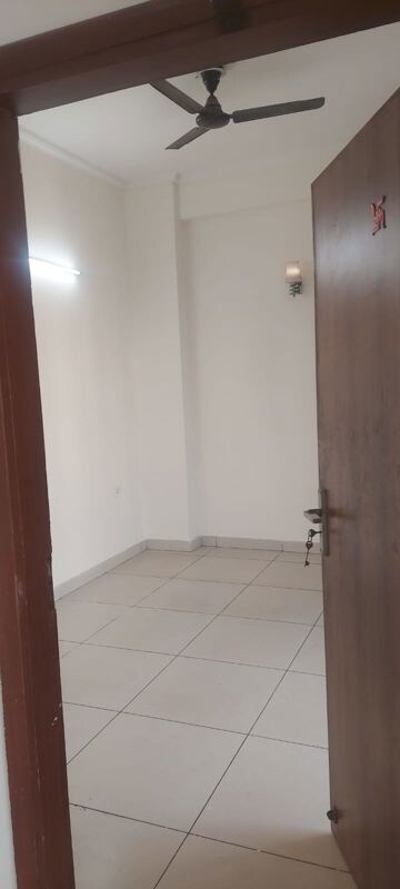 Room in 3 BHK Apartment at Sunshine Helios, Sector 78 – for Rent