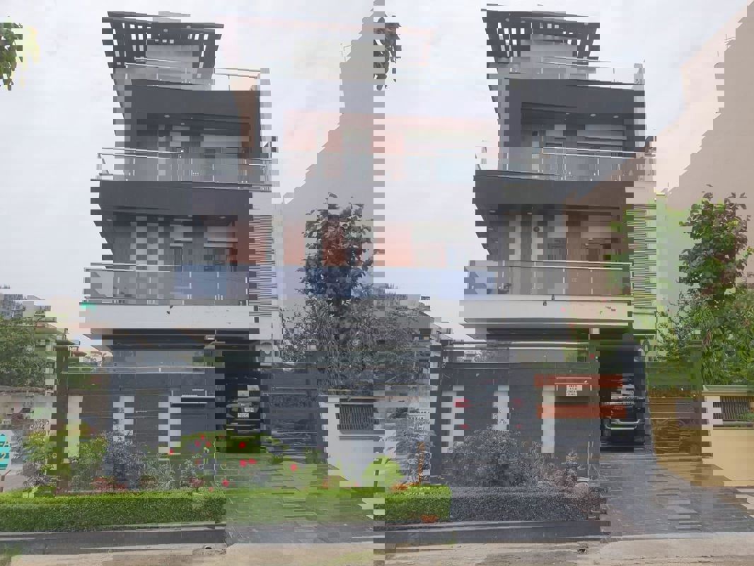 6+ BHK + Pooja Room,Servant Room Independent House For Sale in Noida Central