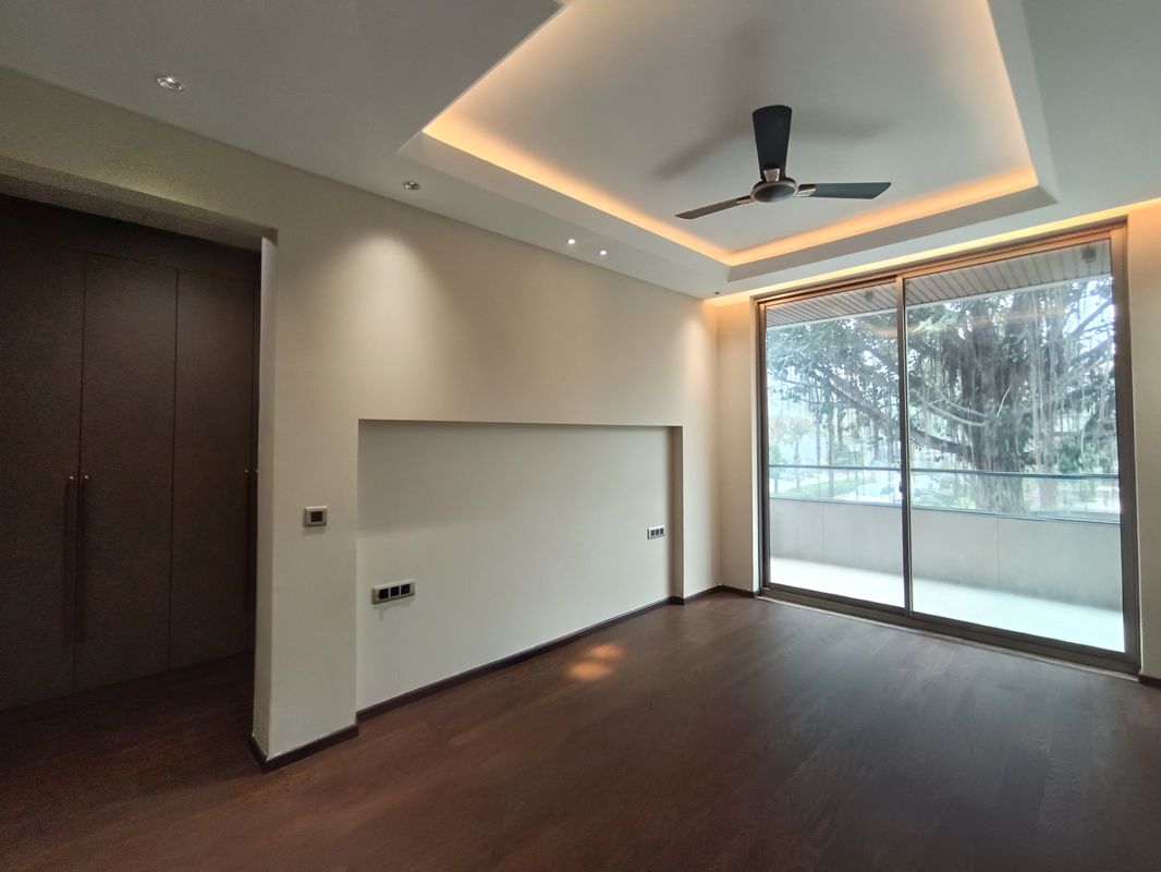 4 BHK + Pooja Room,Servant Room 360 Sq.Yd. Builder Floor in Nirvana Courtyard