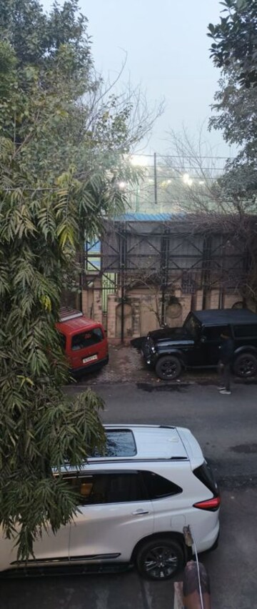 Parking in 4 BHK Apartment at New Friends Colony – for Rent