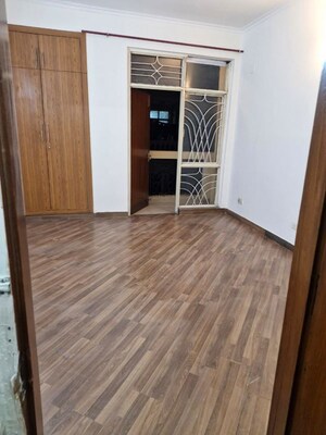 Room in 3 BHK Apartment at Parsvnath Green Ville, Sector 48 – for Rent